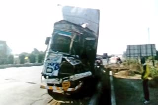 Collision in container and truck, हादसे में चालक और परिचालक घायल