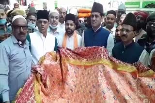 Nitin Gadkari Chadar in Dargah, Nitin Gadkari