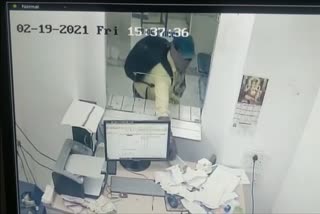 2-dot-50-lakh-rupees-stolen-from-cash-counter-of-state-bank-in-raipur