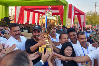 Akshay Kumar plays Volleyball with BSF jawans