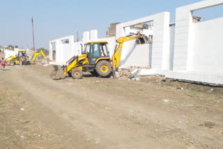 Administration's bulldozer on illegal construction
