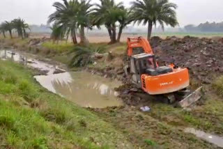 বারুইপুরে খাল থেকে মাটি তোলা হচ্ছে