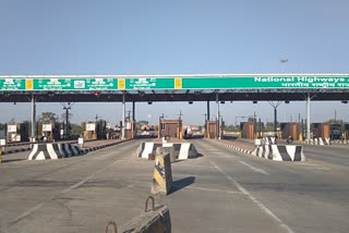 Truck drivers have reached Nova Ispat via Bilha for not paying toll tax on Bilaspur Raipur Road