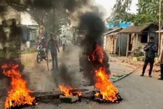 বিজেপির পতাকা-ফ্লেক্স ছেঁড়ার প্রতিবাদে টায়ার জ্বালিয়ে রাস্তা অবরোধ