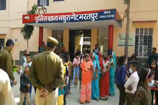 मथुरा गेट थाने का बच्चों ने लिया जायजा, Children stock of Mathura Gate Police Station