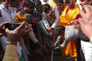 Minister Rajyavardhan Singh Dattigaon Bhoomojani of Drinking Water Project in Sardarpur Dasai
