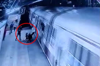 Man pushes woman in front of moving train  Man pushes woman  mumbai crime  Man pushes woman  റെയിൽവേ ട്രാക്കിലേക്ക് തള്ളിയിട്ട് കൊലപ്പെടുത്താൻ ശ്രമിച്ച് യുവാവ്  മുംബൈ ക്രൈം വാർത്ത  യുവതിയെ കൊലപ്പെടുത്താൻ ശ്രമം  റെയിൽവേ ട്രാക്കിലേക്ക് തള്ളിയിട്ടു