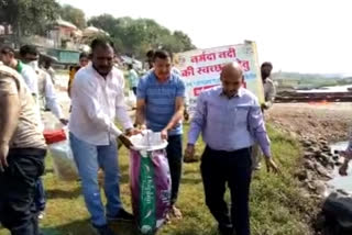 The judges cleaned the Narmada Ghats