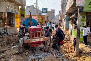 water tanker got trapped in ratiya marg in sangam vihar