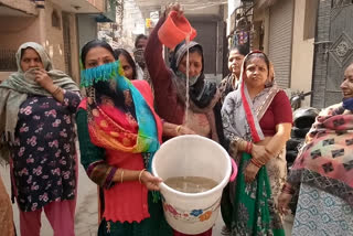 sagarpur people get annoyed with supply of dirty water in homes delhi
