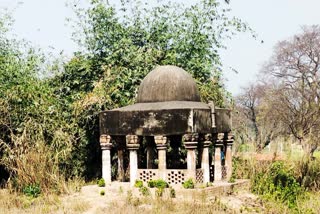 mulla bahram mantqi maqbara in jaunpur