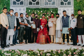 Gift of petrol-diesel to the son of nitin raut in his wedding