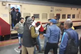 Passengers beat up thieves