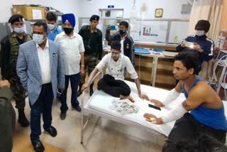 health-minister-banna-gupta-meets-people-injured-in-cylinder-blast-in-jamshedpur