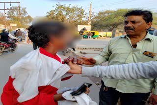 pocket picker caught at batra hospital bus stop in delhi