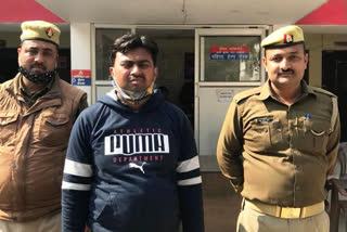 पुलिस की गिरफ्त में आरोपी