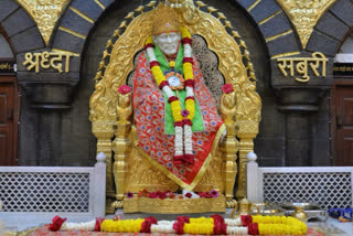 devotees-broke-the-rules-of-social-distance-outside-shirdi-sai-temple