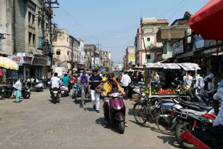 Crowds of citizens in the market at akola