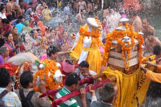 kumbh-mahaparva-bath-of-dev-dolis