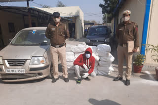 Baba Haridas Nagar police caught liquor smuggler