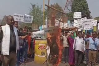 Workers burnt effigy of MP Chandra Prakash
