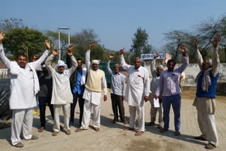 Farmers protest against market committee and horticulture employees in sonipat