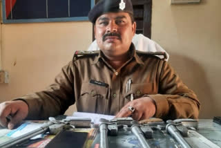 देसी कट्टा के साथ मानसी पुलिस