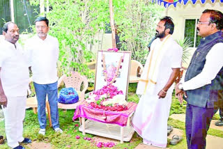 Many dignitaries mourned the death of Tourism Minister Srinivas Gowda's father Narayana Goud.