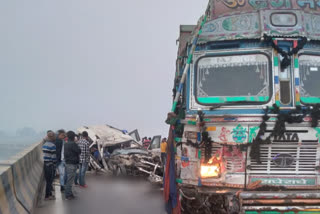 Truck and car collide killing eight in Bihar