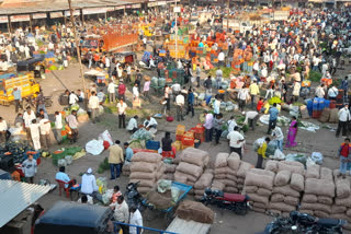 no social distancing agricultural produce market committee in jalgaon