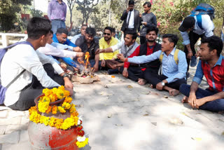 सरकार की बुद्धि शुद्धि के लिए यूथ कांग्रेस ने किया हवन