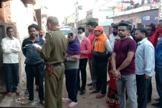 man dead in kiradi area,  kiradi enclave dead body found,  delhi police,  suicide in kiradi delhi,  किराड़ी इंदर एनक्लेव में आत्महत्या,  किराड़ी में मिला शव,