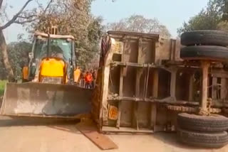 जौनपुर में बालू से भरा ट्रक पलटा