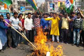 ভিক্ষার পাত্র হাতে  বিক্ষোভ তৃণমূলের