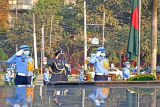 Indian Air Chief Bhadauria in Bangladesh  Indian Air Chief Bhadauria pays tribute to Bangladesh Armed Forces  ബംഗ്ലാദേശ് വിമോചനം  ജീവൻ അർപ്പിച്ച സൈനികർക്ക് ആദരവ്  ഇന്ത്യൻ വ്യോമസേന  എയർ ചീഫ് മാർഷൽ ആർ‌കെ‌എസ് ഭദൗരിയ