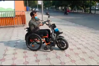 iit madras engineers made a wheelchair,  wheelchair like motorcycle in delhi,  दिव्यांगों के लिए मोटरसाइकिल रूपी व्हीलचेयर,  आईआईटी मद्रास के युवा इंजीनियर,