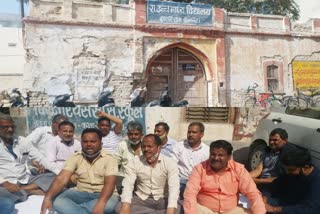 अनिश्चितकालीन धरना  बीकानेर न्यूज  स्कूल भवन को खाली करवाने की मांग  Demand to vacate school building  Bikaner News  Daftary School located at Acharya Chowk  Indefinite picket  Opposition to vacate school building