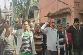 ریاستی حکومت کے خلاف پی ایچ ای ملازمین کا احتجاج