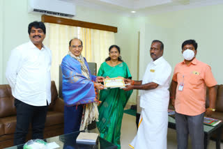 global hospital chairman donates 1 lakh rupees to srikalahasti temple