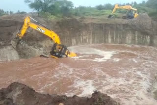 Watch: The JCB driver survives certain death  കുഴിയിൽ കുടുങ്ങിയ ജെസിബി ഡ്രൈവർ രക്ഷപ്പെട്ടു  ജെസിബി ഡ്രൈവർ രക്ഷപ്പെട്ടു  ഡ്രൈവർ രക്ഷപ്പെട്ടു