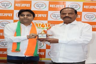 newly-appointed-bjym-head-amit-aggarwal-met-raghuvar-das-in-jamshedpur