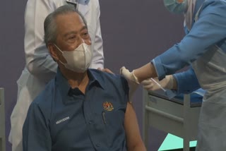 malaysian prime minister muhyiddin yassin receives covid 19 vaccine