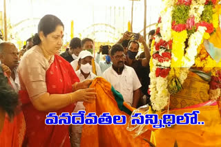 వనదేవతలను దర్శించుకున్న మంత్రి సత్యవతి రాఠోడ్​