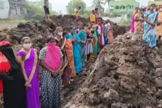 woman protest to cancel cell tower construction in gudivada krishna district