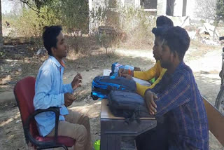 iti-students-forced-to-read-under-tree