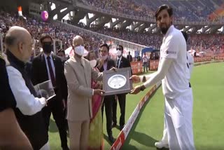 president ramnath kovind felicitated ishant sharma on his 100th test