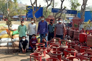 Black market of gas and rations in Kannada taluka exposed