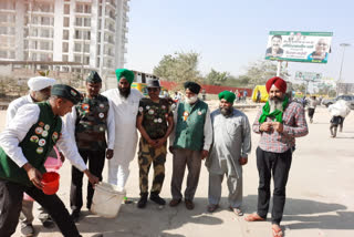 Retd army personnel in support of farmers at Ghazipur border