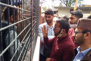 ABVP protest outside Registrar house in Dharamshala, धर्मशाला में रजिस्ट्रार हाउस के बाहर एबीवीपी का विरोध