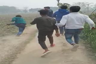 कुशीनगर में युवक की पिटाई.